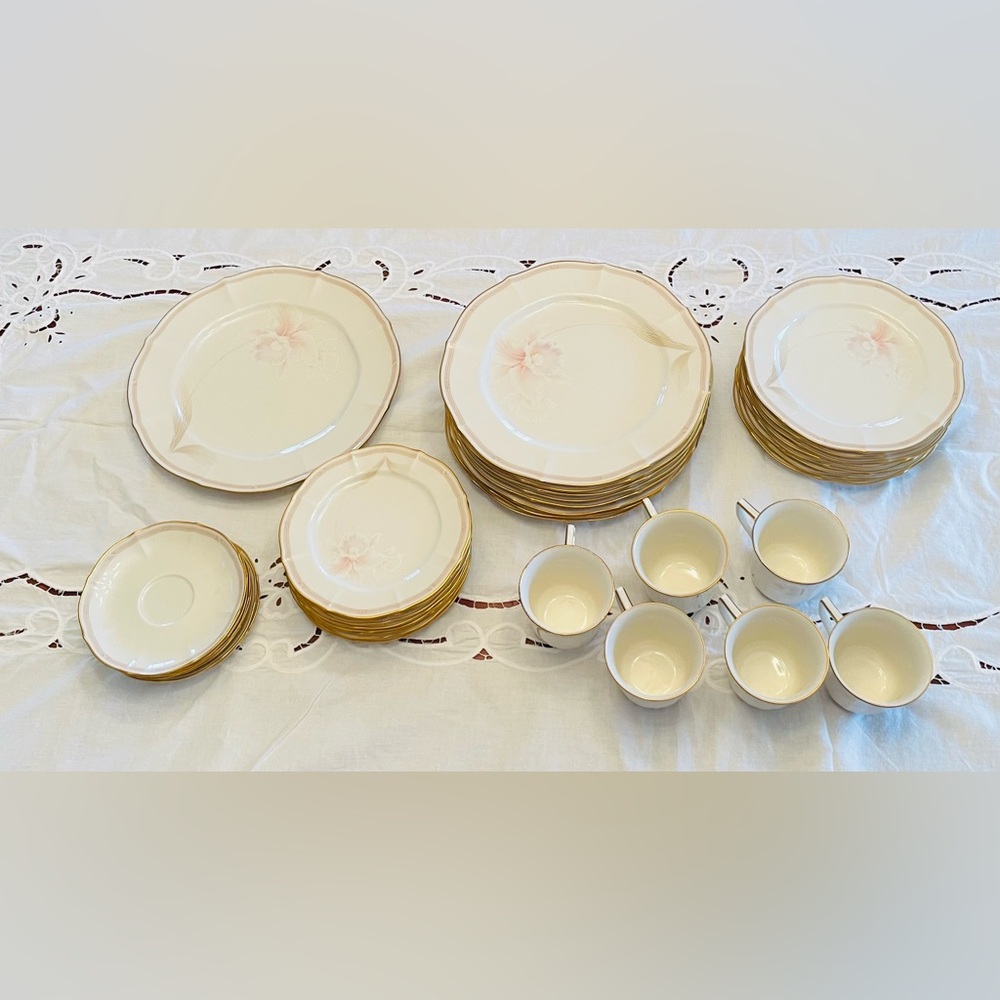 🌟Like New🌟  Coveted Noritake Imperial Blossom China Set 37 Piece Service for 8